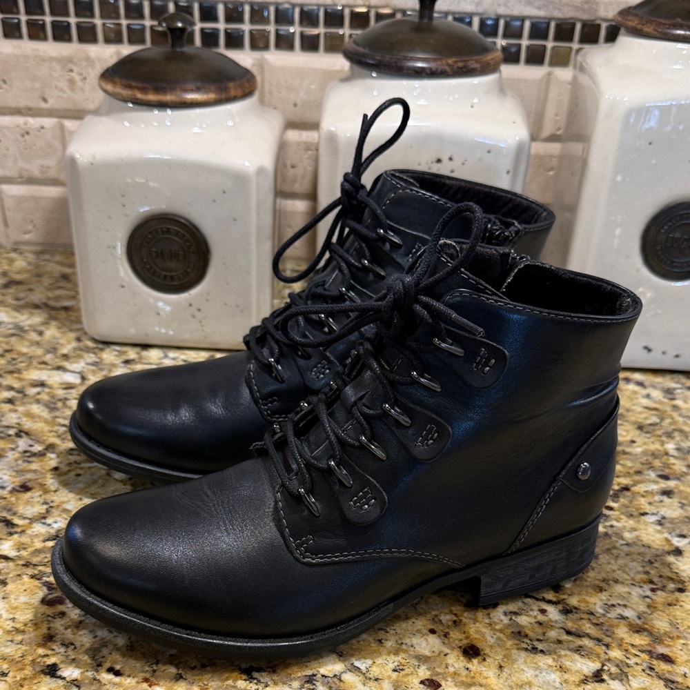 Earth waterproof lace up Avani boots